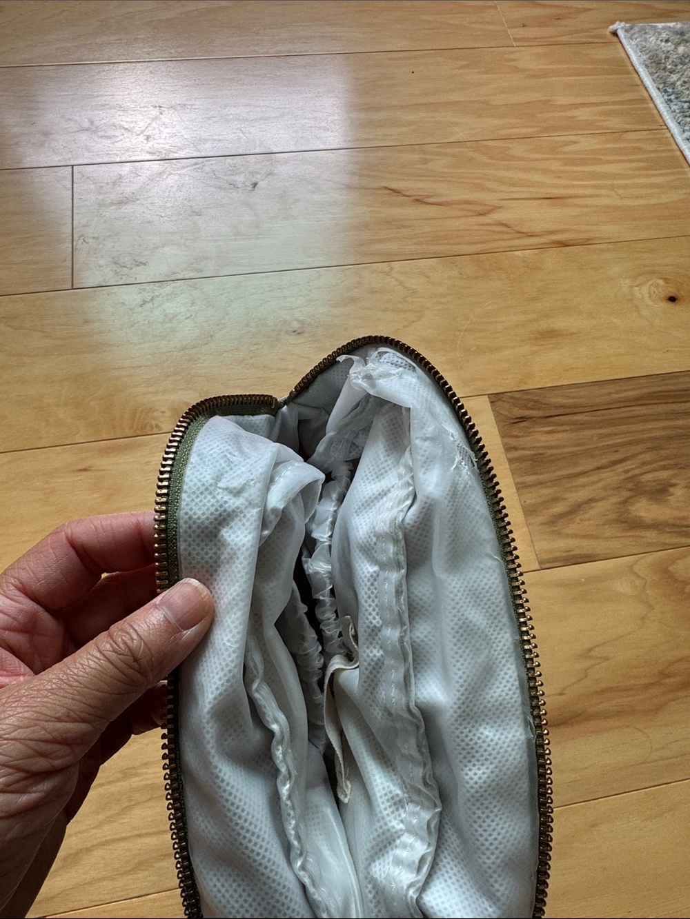 ELIZABETH SCARLETT
Earth Goddess Velvet Wash Bag - Olive - Picture 8 of 10